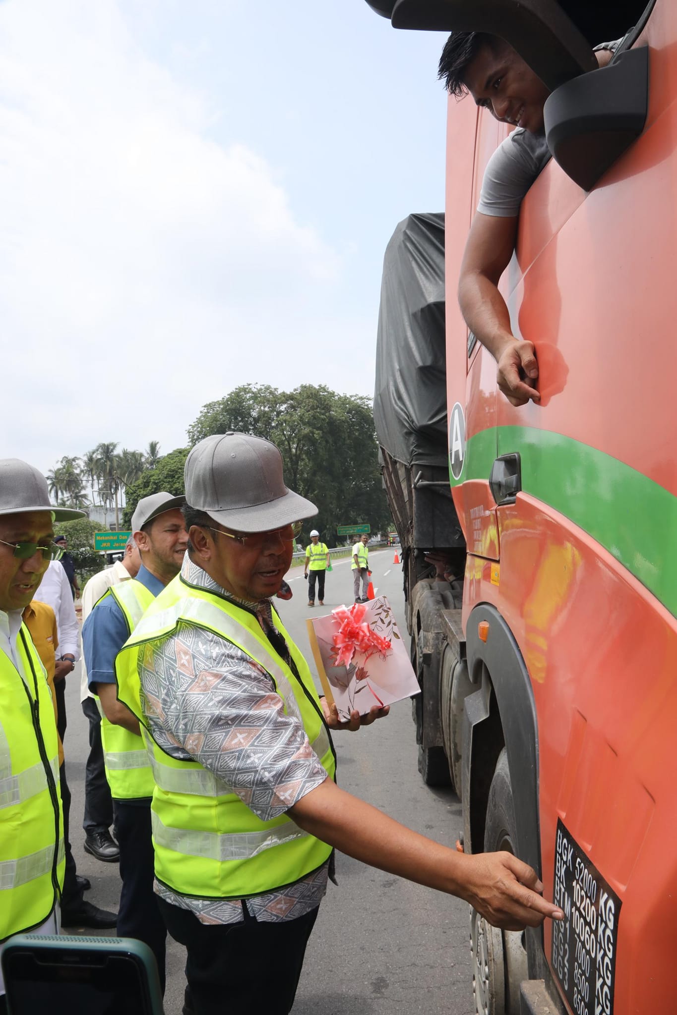 Penyerahan Projek Menaik Taraf Laluan 64 Jalan Benta - Jerantut - Maran Fasa 1 Segmen 7, Pahang