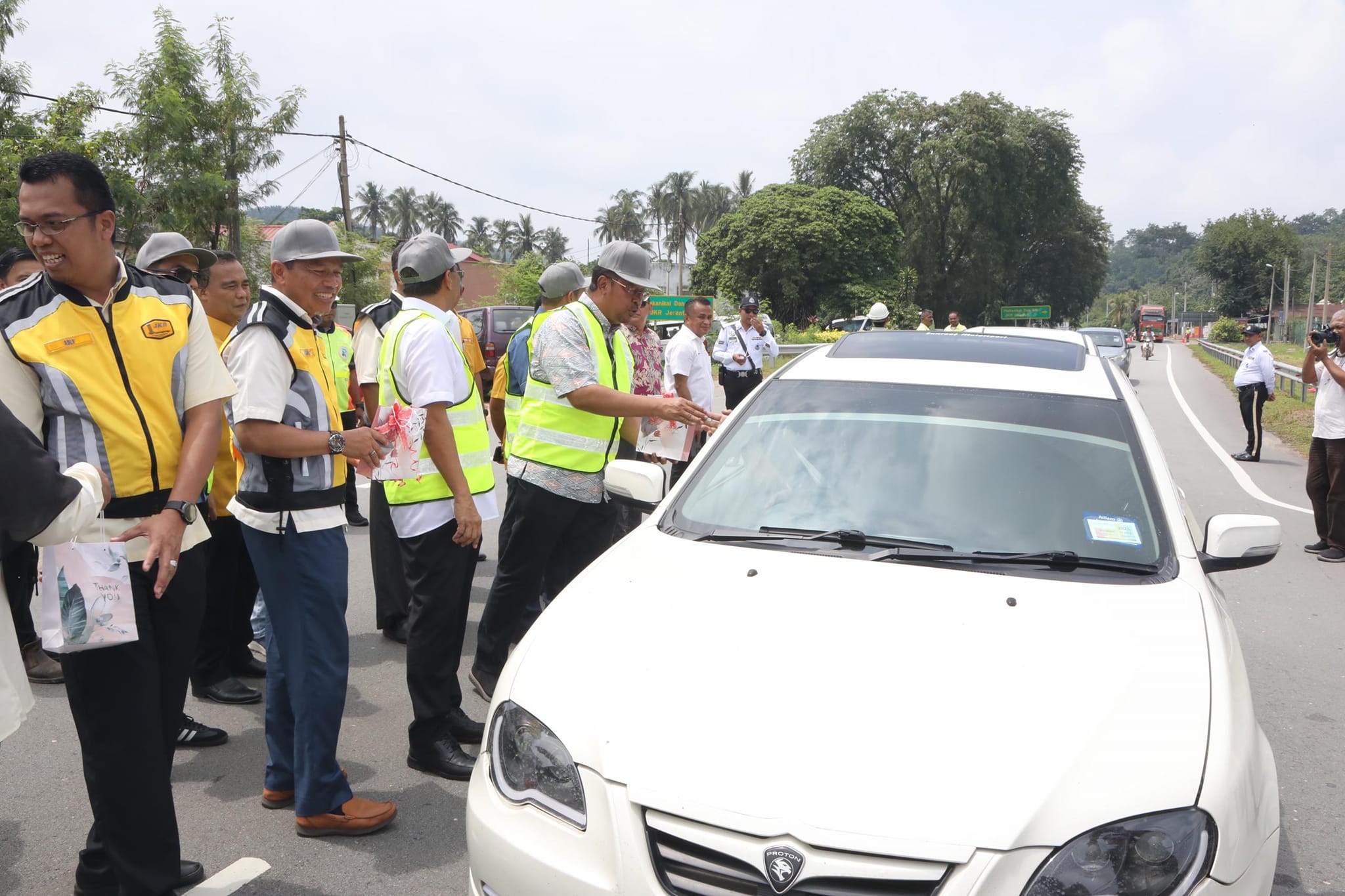 Penyerahan Projek Menaik Taraf Laluan 64 Jalan Benta - Jerantut - Maran Fasa 1 Segmen 7, Pahang