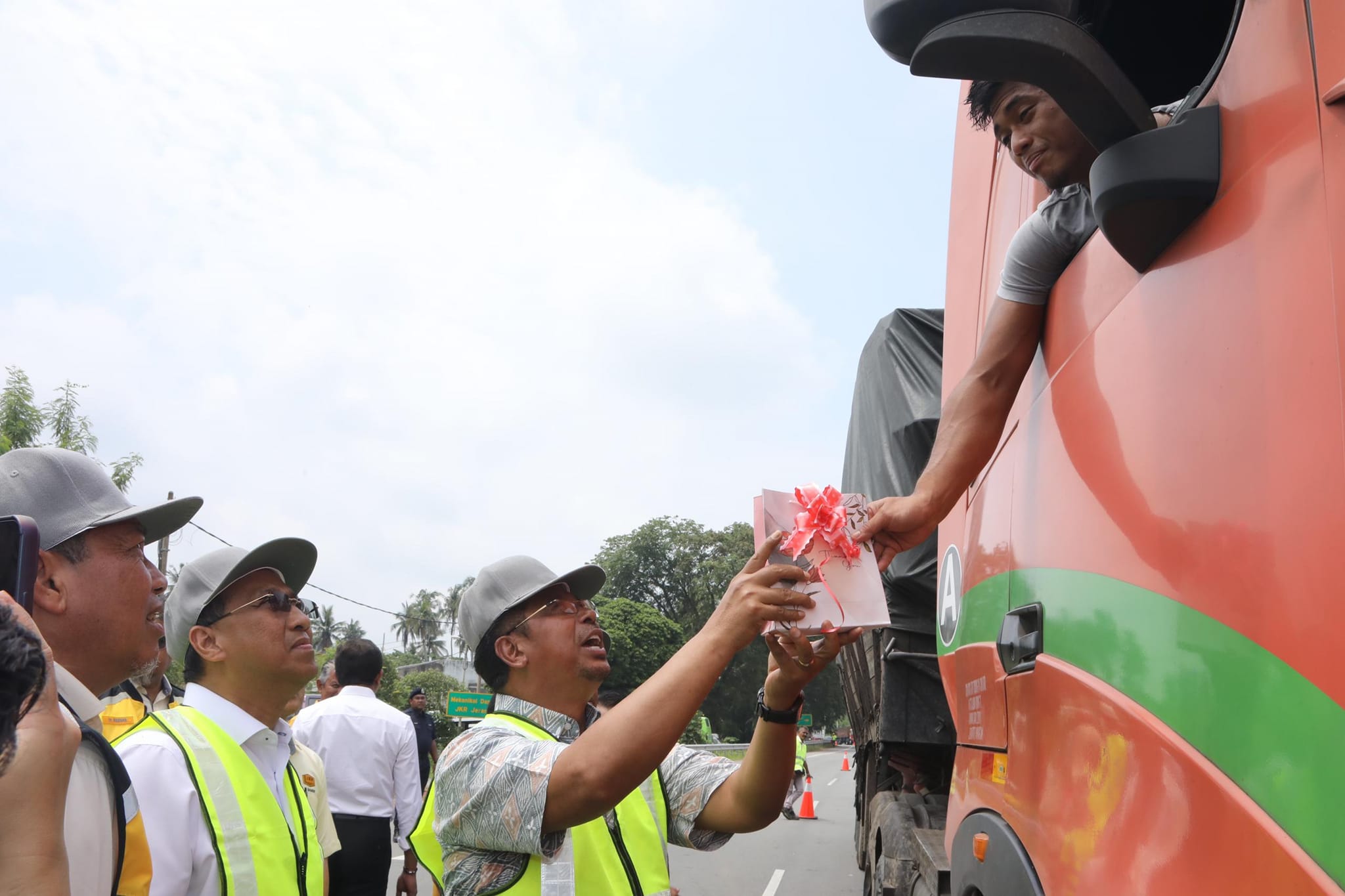 Penyerahan Projek Menaik Taraf Laluan 64 Jalan Benta - Jerantut - Maran Fasa 1 Segmen 7, Pahang
