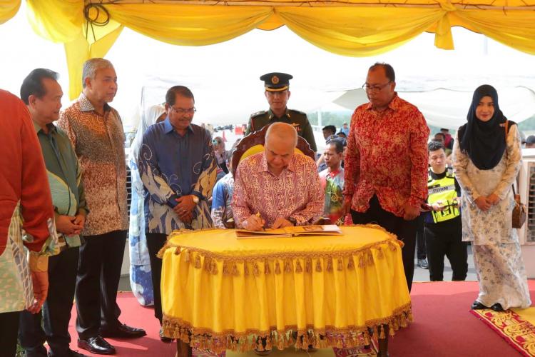 Dymm Paduka Seri Sultan Perak Darul Ridzuan Merasmikan Jambatan Sultan Nazrin Shah, Perak